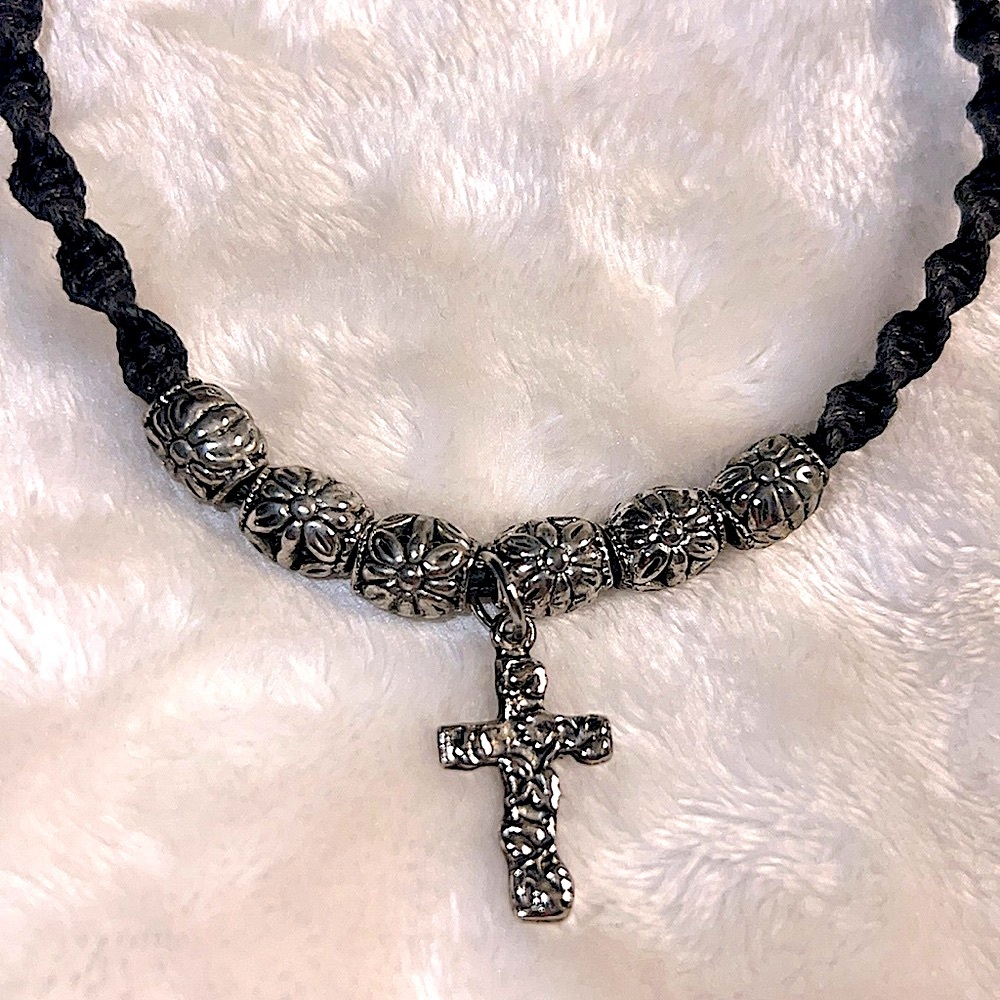 🖤 16” BLACK MACRAME, SILVER CROSS & SILVER FLORAL BEADS TOGGLE CLOSURE NECKLACE - Picture 2 of 7